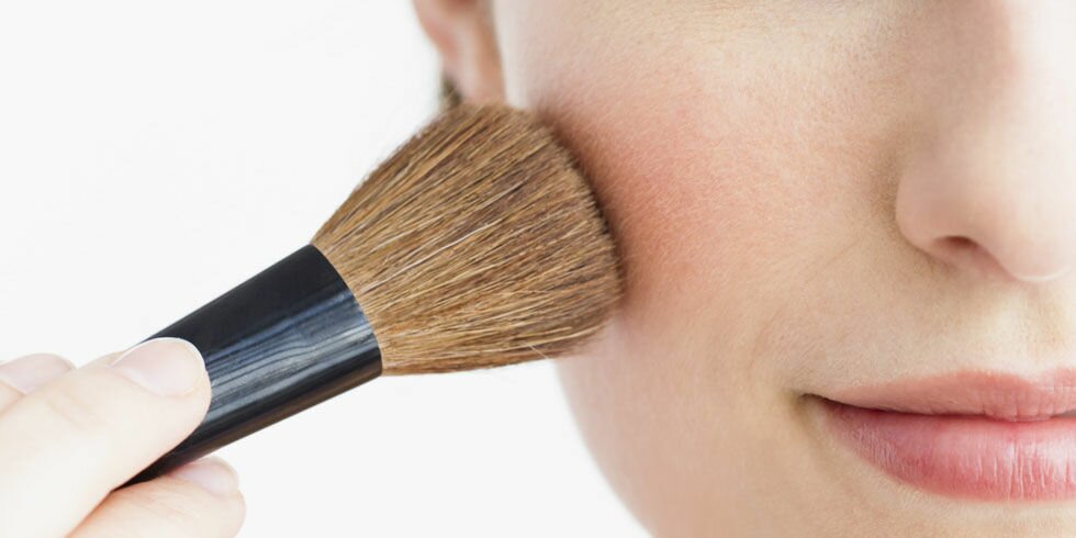 Дневной макияж для зеленоглазой брюнетки